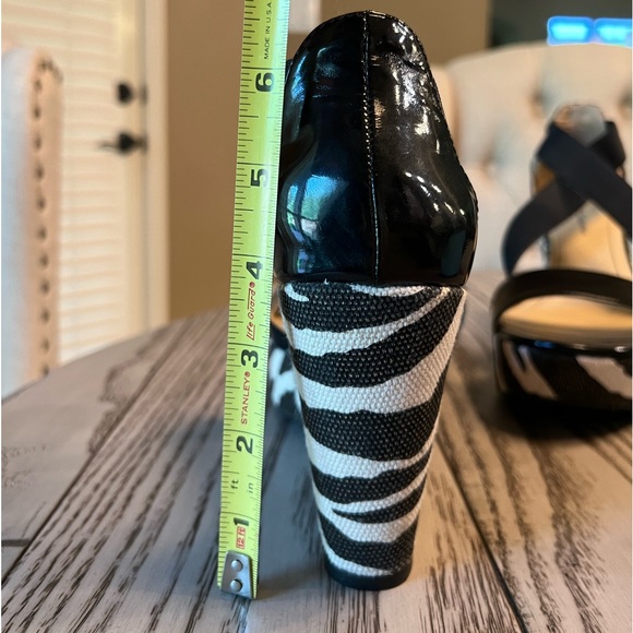 BCBG Womens 8.5 Patent Leather Wedge Sandals Zebra Print Strappy Open Toe - Picture 4 of 13